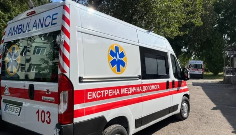 Пошкоджене складське приміщення та вантажні автомобілі в Миколаївському районі внаслідок атаки БпЛА типу Shahed