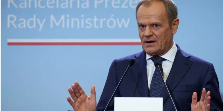 Прем'єр-міністр Польщі Дональд Туск під час спілкування з журналістами