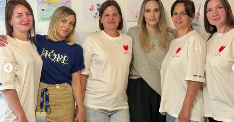 Анджеліна Джолі під час візиту до підземного тренувального клубу на Північній Салтівці у Харкові