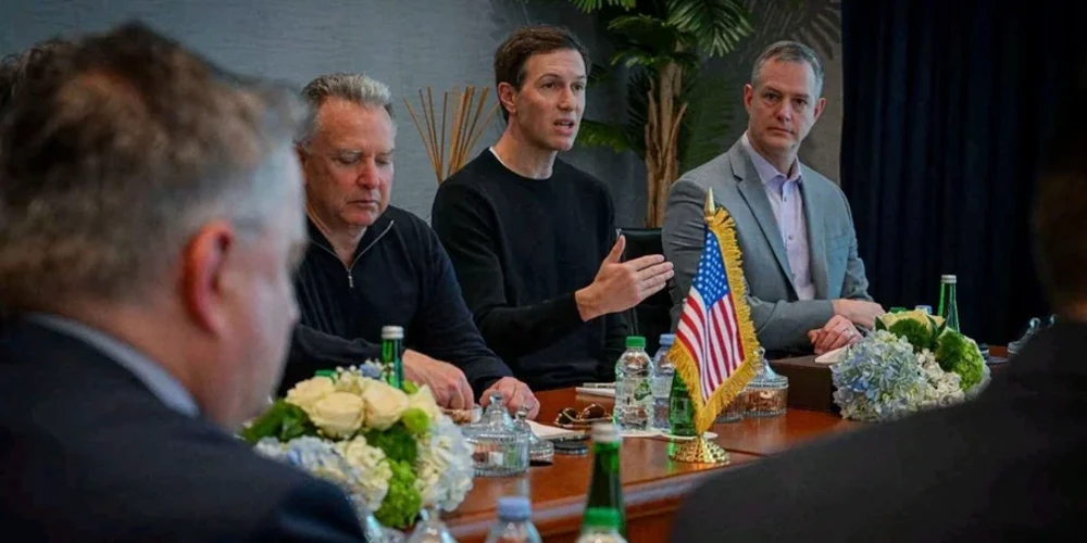 Прапор США на тлі хмарочосів Нью-Йорка як позначення місця запланованої тристоронньої зустрічі