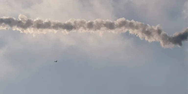 Українські сили ППО знищують російські безпілотники під час нічної атаки (REUTERS/Nina Liashonok)