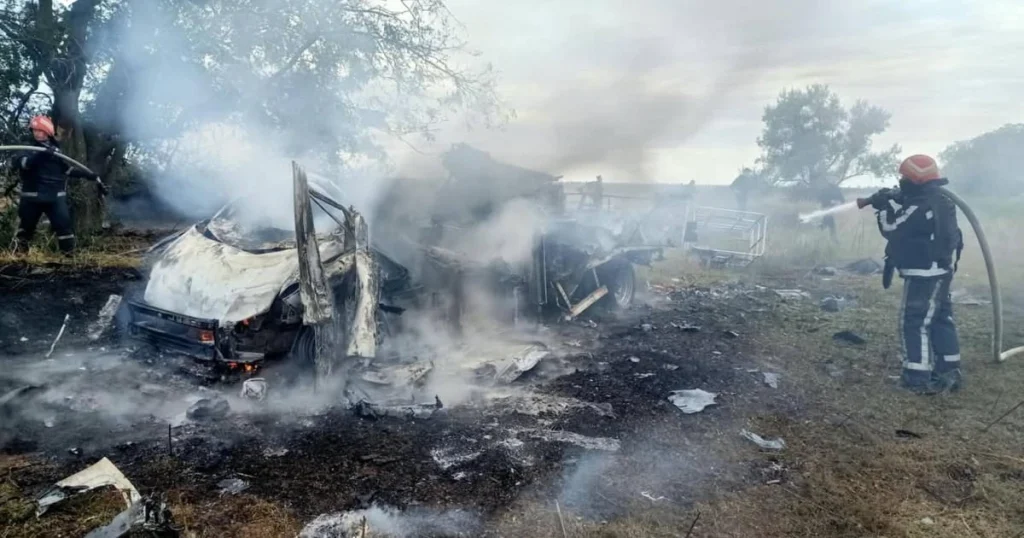 Автомобіль працівників ДТЕК після удару російського безпілотника на Одещині
