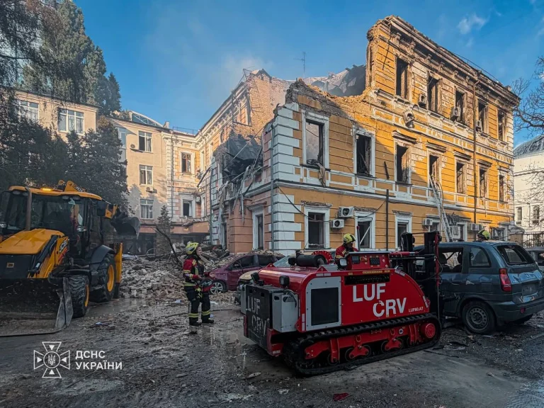 Пошкоджена будівля Національної академії наук України після влучання російського дрона 28 вересня 2026 року