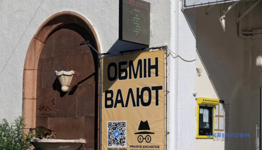 Курс долара на міжбанку на тлі логотипів валют