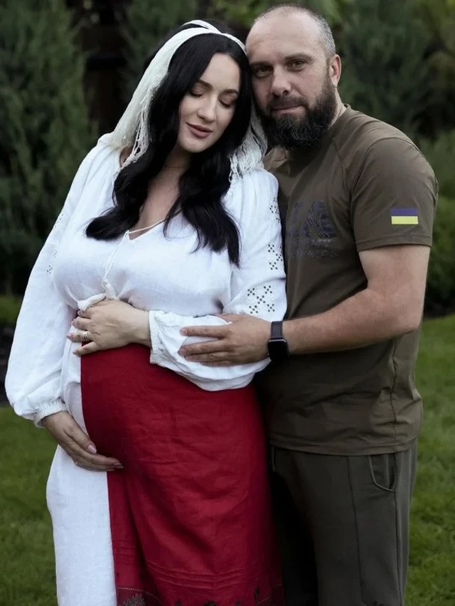 Соломія Вітвіцька з чоловіком Олексієм Ситайлом та новонародженим сином у пологовому