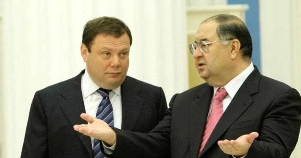 Прапор ЄС на тлі символіки санкційного списку