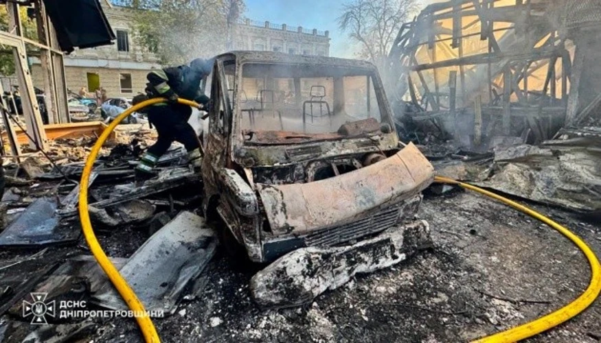 Пошкоджені торговельні павільйони та автомобілі у середмісті Павлограда після удару БПЛА