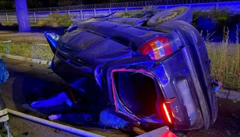 Місце падіння легкового автомобіля з мосту у Голосіївському районі Києва