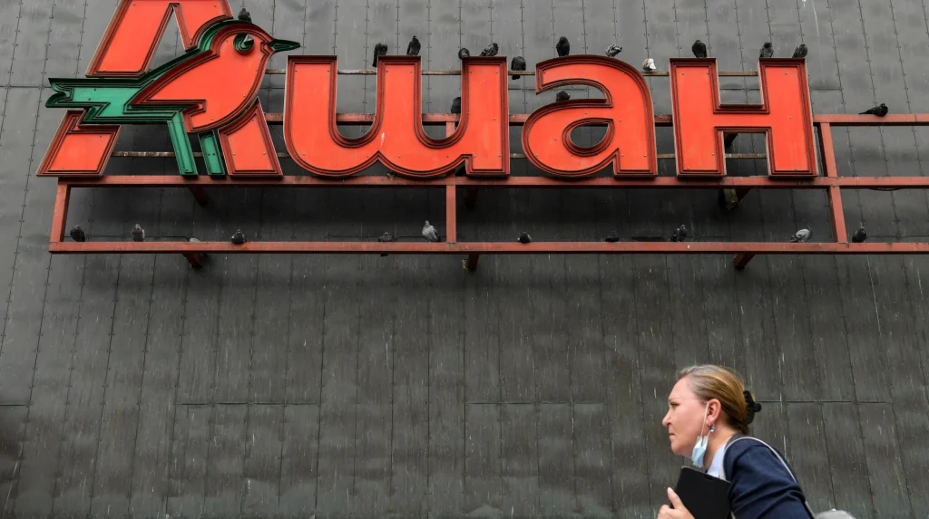 Логотипи Auchan, Nestle та «Лемана ПРО» на тлі кремлівського указу