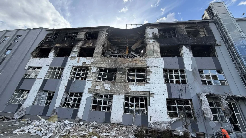 Наслідки руйнувань дата-центру DC|COSMONOVA після російських ударів (фото Cosmonova: data centers & telecom & software