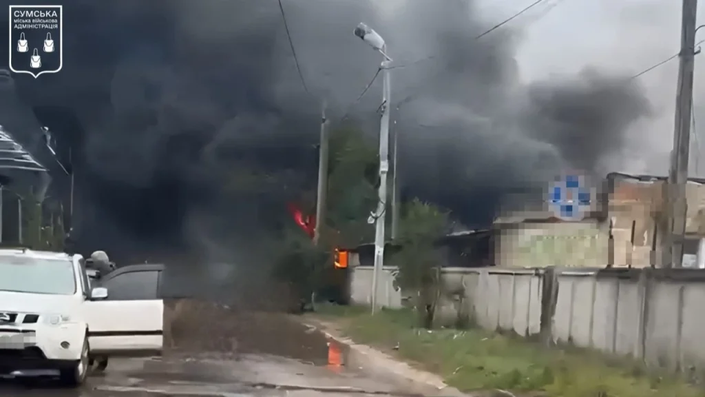 Наслідки удару трьома КАБами по Зарічному району Сум: пошкоджені будинки, автомобілі та масштабна пожежа