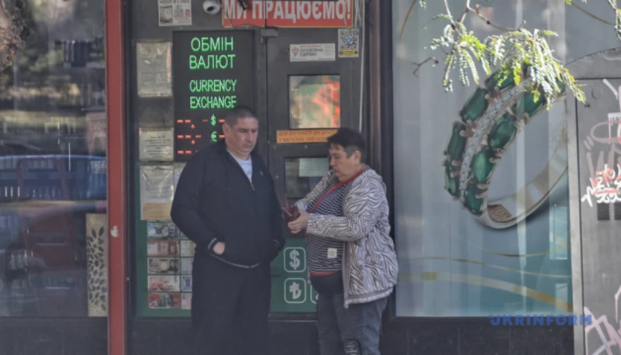 Банкноти долара та євро на тлі біржових котирувань
